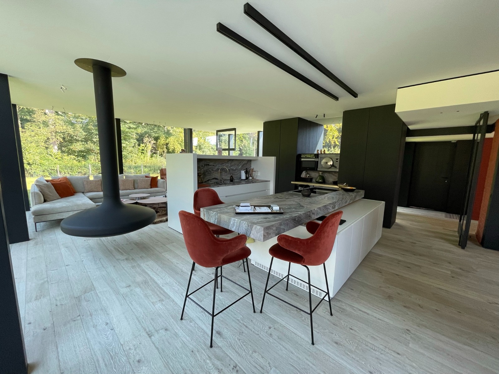 spazio soggiorno con soffitto teso e cucina